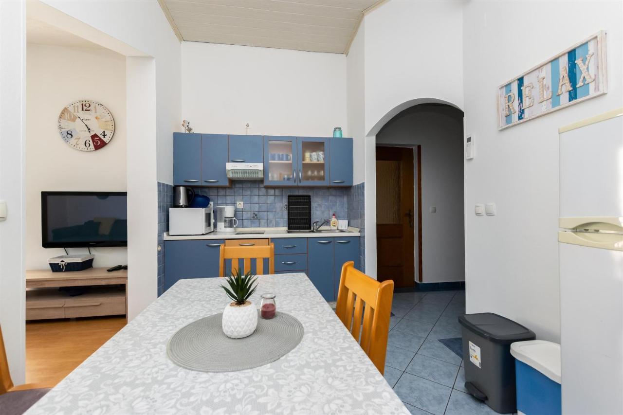 Apartments Miranda Lopar Exterior photo